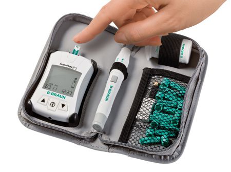 Cách làm tốt nhất khi sử dụng máy đo đường huyết tại nhà là dùng khăn ấm để lau lưỡi chích