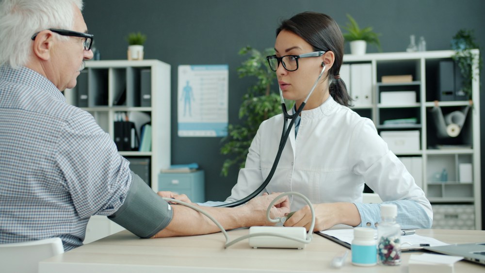 Đo huyết áp tại nhà giúp theo dõi và kiểm soát tăng huyết áp